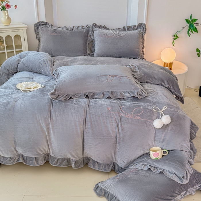 91家纺网 家纺一手货源 找家纺 恋尚羽家纺 2025新款韩版花边婴儿绒绣花大床裙四件套宝宝绒婴肤绒公主风韩式 灰色