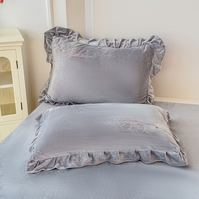 91家纺网 家纺一手货源 找家纺 恋尚羽家纺 2025新款韩版花边婴儿绒绣花大床裙四件套宝宝绒婴肤绒公主风韩式 灰色