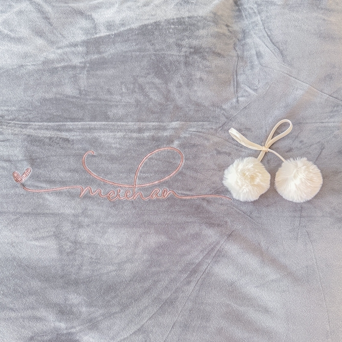 91家纺网 家纺一手货源 找家纺 恋尚羽家纺 2025新款韩版花边婴儿绒绣花大床裙四件套宝宝绒婴肤绒公主风韩式 灰色