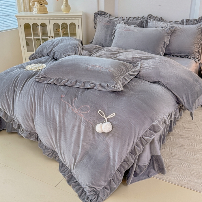 91家纺网 家纺一手货源 找家纺 恋尚羽家纺 2025新款韩版花边婴儿绒绣花大床裙四件套宝宝绒婴肤绒公主风韩式 灰色