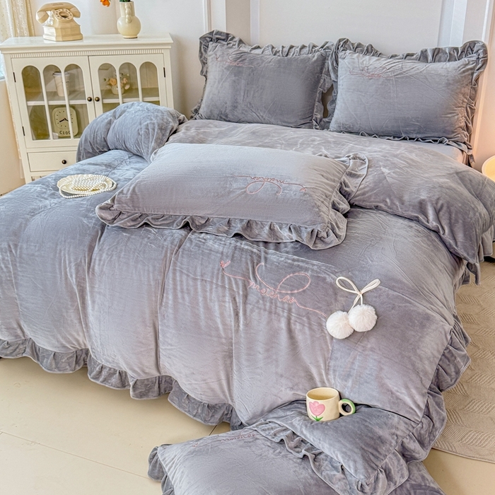 91家纺网 家纺一手货源 找家纺 恋尚羽家纺 2025新款韩版花边婴儿绒绣花大床裙四件套宝宝绒婴肤绒公主风韩式 灰色