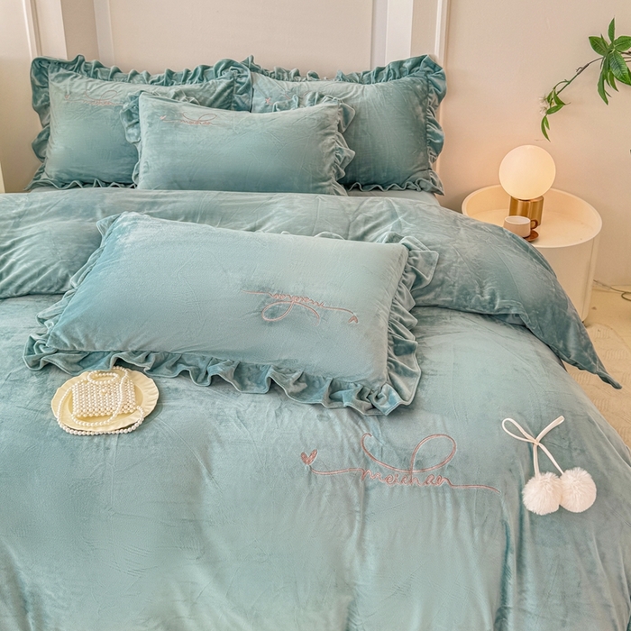 91家纺网 家纺一手货源 找家纺 恋尚羽家纺 2025新款韩版花边婴儿绒绣花大床裙四件套宝宝绒婴肤绒公主风韩式 墨绿色