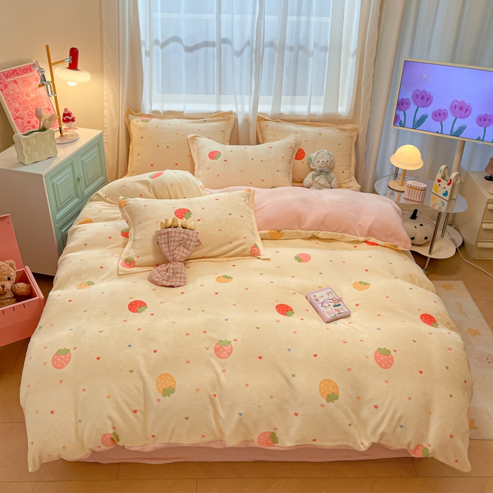 91家纺网 家纺一手货源 找家纺 柒月家居 2025新款高克重牛奶绒印花加厚保暖四件套 爱心草莓