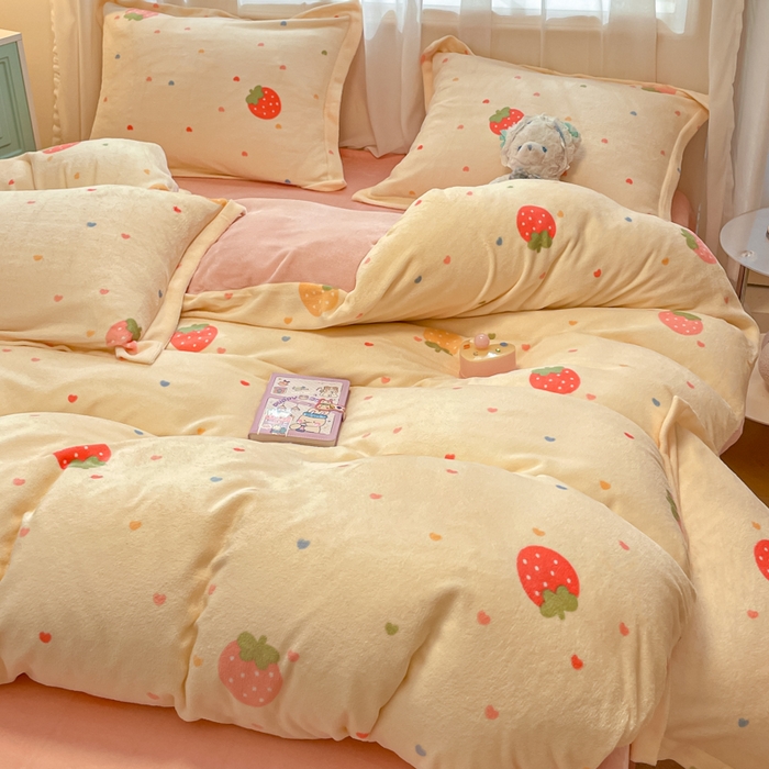 91家纺网 家纺一手货源 找家纺 柒月家居 2025新款高克重牛奶绒印花加厚保暖四件套 爱心草莓