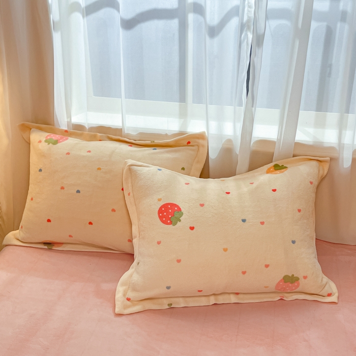 91家纺网 家纺一手货源 找家纺 柒月家居 2025新款高克重牛奶绒印花加厚保暖四件套 爱心草莓