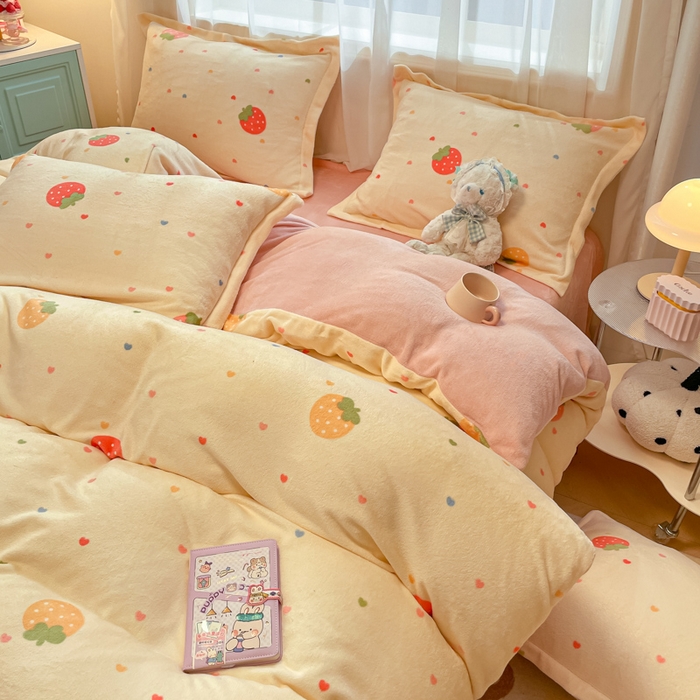 91家纺网 家纺一手货源 找家纺 柒月家居 2025新款高克重牛奶绒印花加厚保暖四件套 爱心草莓