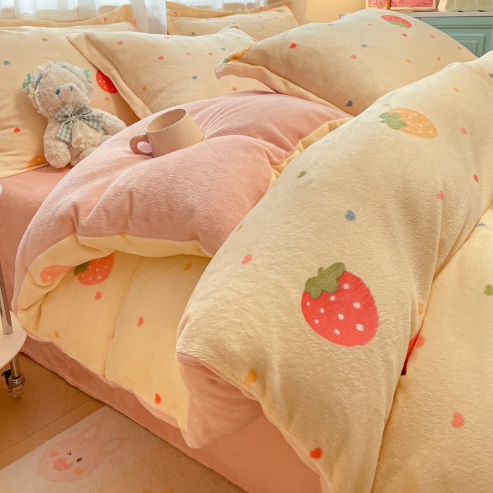 柒月家居 2025新款高克重牛奶绒印花加厚保暖四件套 爱心草莓