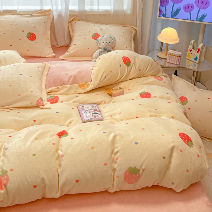 91家纺网 家纺一手货源 找家纺 柒月家居 2025新款高克重牛奶绒印花加厚保暖四件套 爱心草莓