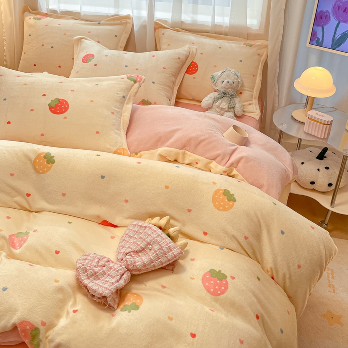 91家纺网 家纺一手货源 找家纺 柒月家居 2025新款高克重牛奶绒印花加厚保暖四件套 爱心草莓