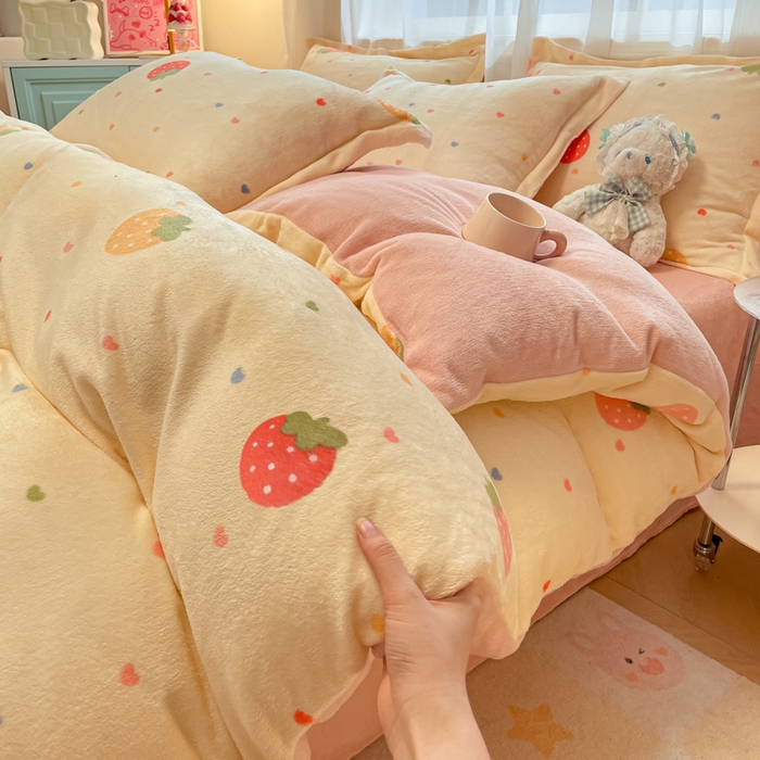 91家纺网 家纺一手货源 找家纺 柒月家居 2025新款高克重牛奶绒印花加厚保暖四件套 爱心草莓