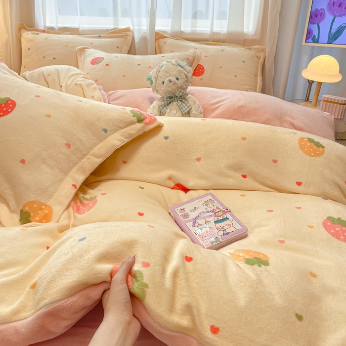 91家纺网 家纺一手货源 找家纺 柒月家居 2025新款高克重牛奶绒印花加厚保暖四件套 爱心草莓