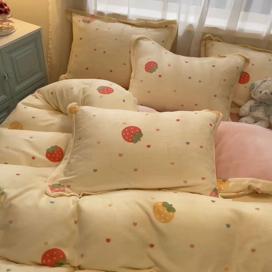91家纺网 家纺一手货源 找家纺 柒月家居 2025新款高克重牛奶绒印花加厚保暖四件套 爱心草莓