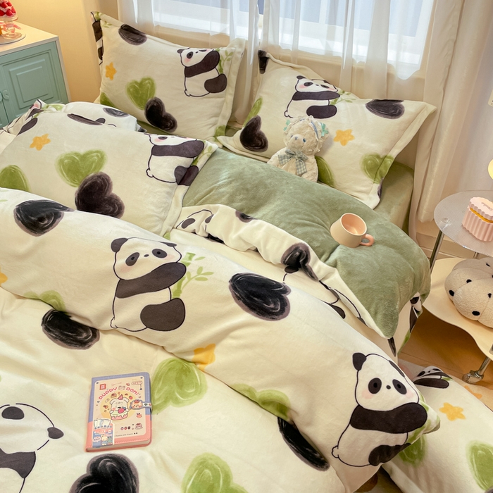 91家纺网 家纺一手货源 找家纺 柒月家居 2025新款高克重牛奶绒印花加厚保暖四件套 爱心熊猫