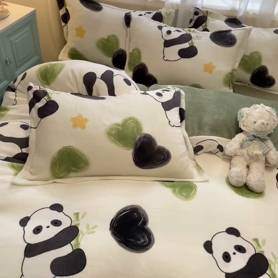 91家纺网 家纺一手货源 找家纺 柒月家居 2025新款高克重牛奶绒印花加厚保暖四件套 爱心熊猫