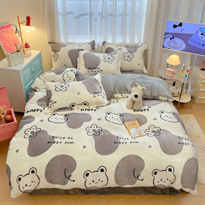 91家纺网 家纺一手货源 找家纺 柒月家居 2025新款高克重牛奶绒印花加厚保暖四件套 斑点熊