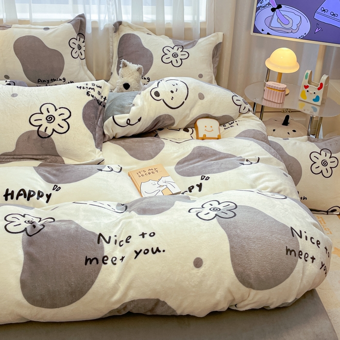 91家纺网 家纺一手货源 找家纺 柒月家居 2025新款高克重牛奶绒印花加厚保暖四件套 斑点熊