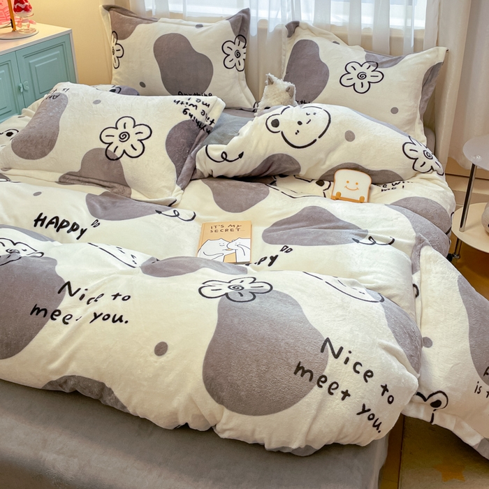 91家纺网 家纺一手货源 找家纺 柒月家居 2025新款高克重牛奶绒印花加厚保暖四件套 斑点熊
