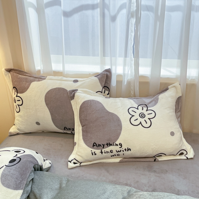 91家纺网 家纺一手货源 找家纺 柒月家居 2025新款高克重牛奶绒印花加厚保暖四件套 斑点熊