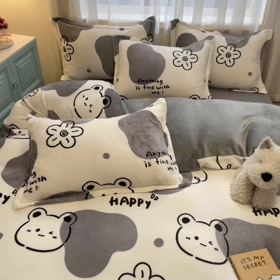 91家纺网 家纺一手货源 找家纺 柒月家居 2025新款高克重牛奶绒印花加厚保暖四件套 斑点熊