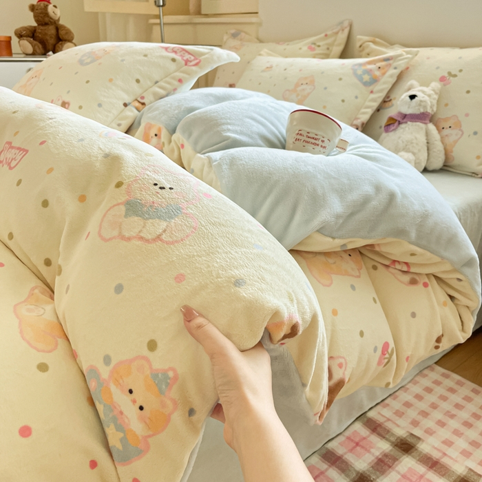 91家纺网 家纺一手货源 找家纺 柒月家居 2025新款高克重牛奶绒印花加厚保暖四件套 波点萌宝