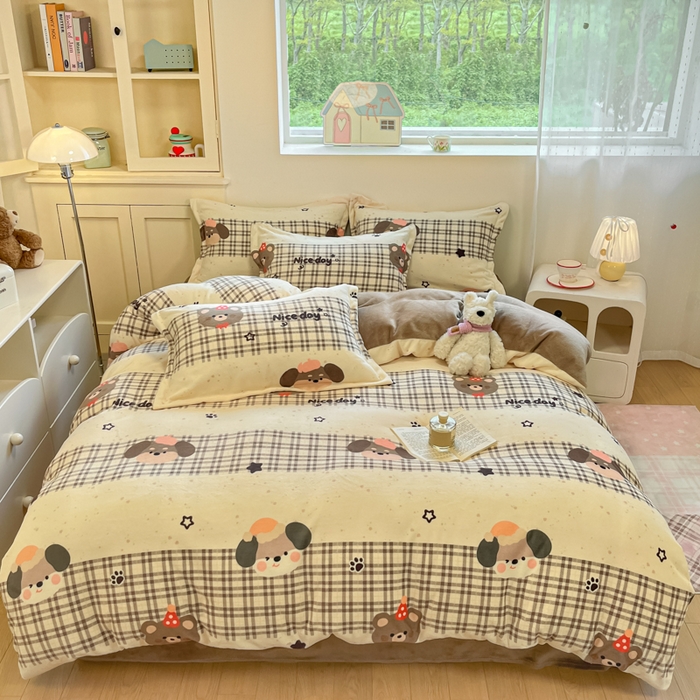 91家纺网 家纺一手货源 找家纺 柒月家居 2025新款高克重牛奶绒印花加厚保暖四件套 格格小熊