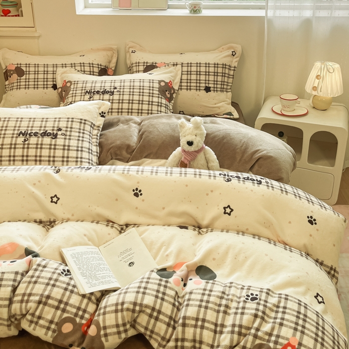 91家纺网 家纺一手货源 找家纺 柒月家居 2025新款高克重牛奶绒印花加厚保暖四件套 格格小熊