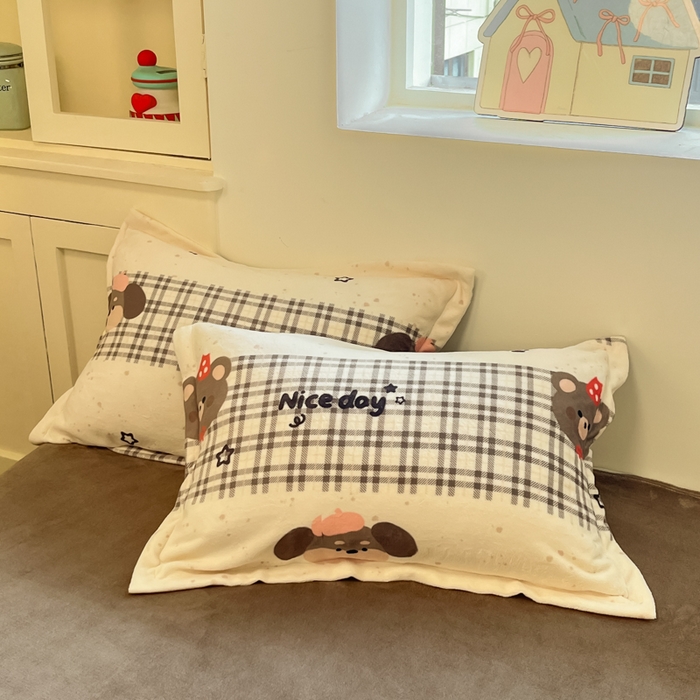 91家纺网 家纺一手货源 找家纺 柒月家居 2025新款高克重牛奶绒印花加厚保暖四件套 格格小熊