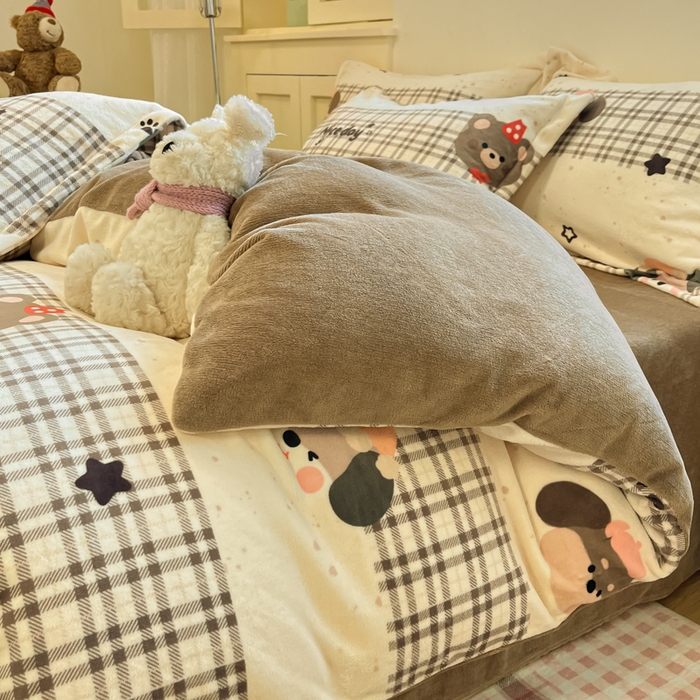 91家纺网 家纺一手货源 找家纺 柒月家居 2025新款高克重牛奶绒印花加厚保暖四件套 格格小熊