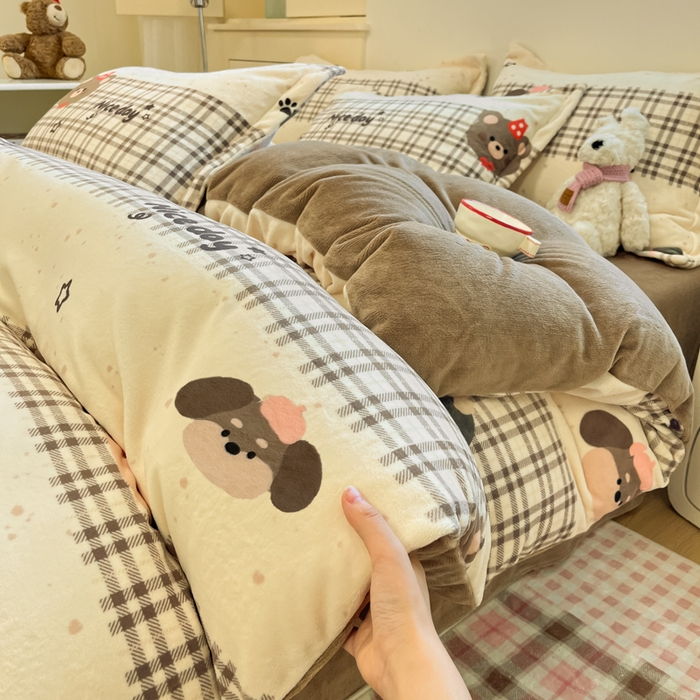 91家纺网 家纺一手货源 找家纺 柒月家居 2025新款高克重牛奶绒印花加厚保暖四件套 格格小熊