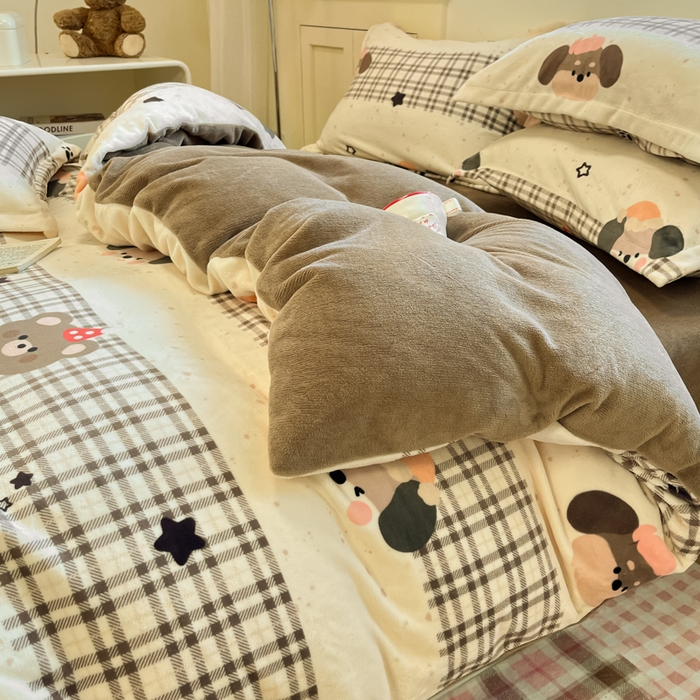 91家纺网 家纺一手货源 找家纺 柒月家居 2025新款高克重牛奶绒印花加厚保暖四件套 格格小熊