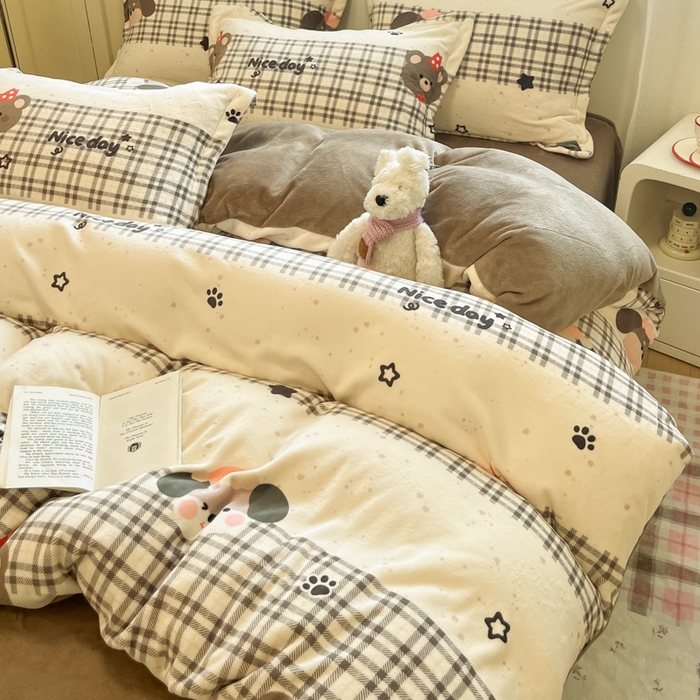 91家纺网 家纺一手货源 找家纺 柒月家居 2025新款高克重牛奶绒印花加厚保暖四件套 格格小熊