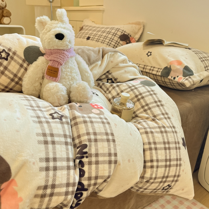 91家纺网 家纺一手货源 找家纺 柒月家居 2025新款高克重牛奶绒印花加厚保暖四件套 格格小熊