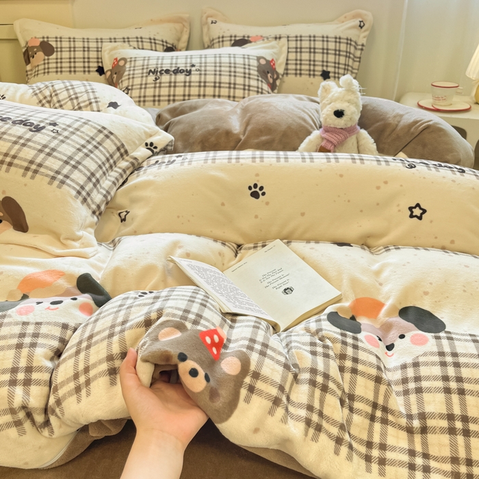 91家纺网 家纺一手货源 找家纺 柒月家居 2025新款高克重牛奶绒印花加厚保暖四件套 格格小熊