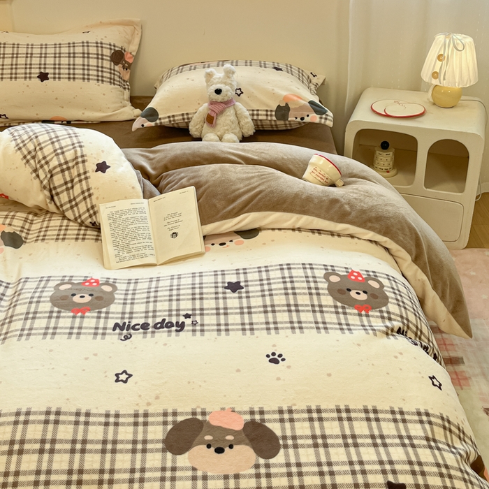 91家纺网 家纺一手货源 找家纺 柒月家居 2025新款高克重牛奶绒印花加厚保暖四件套 格格小熊