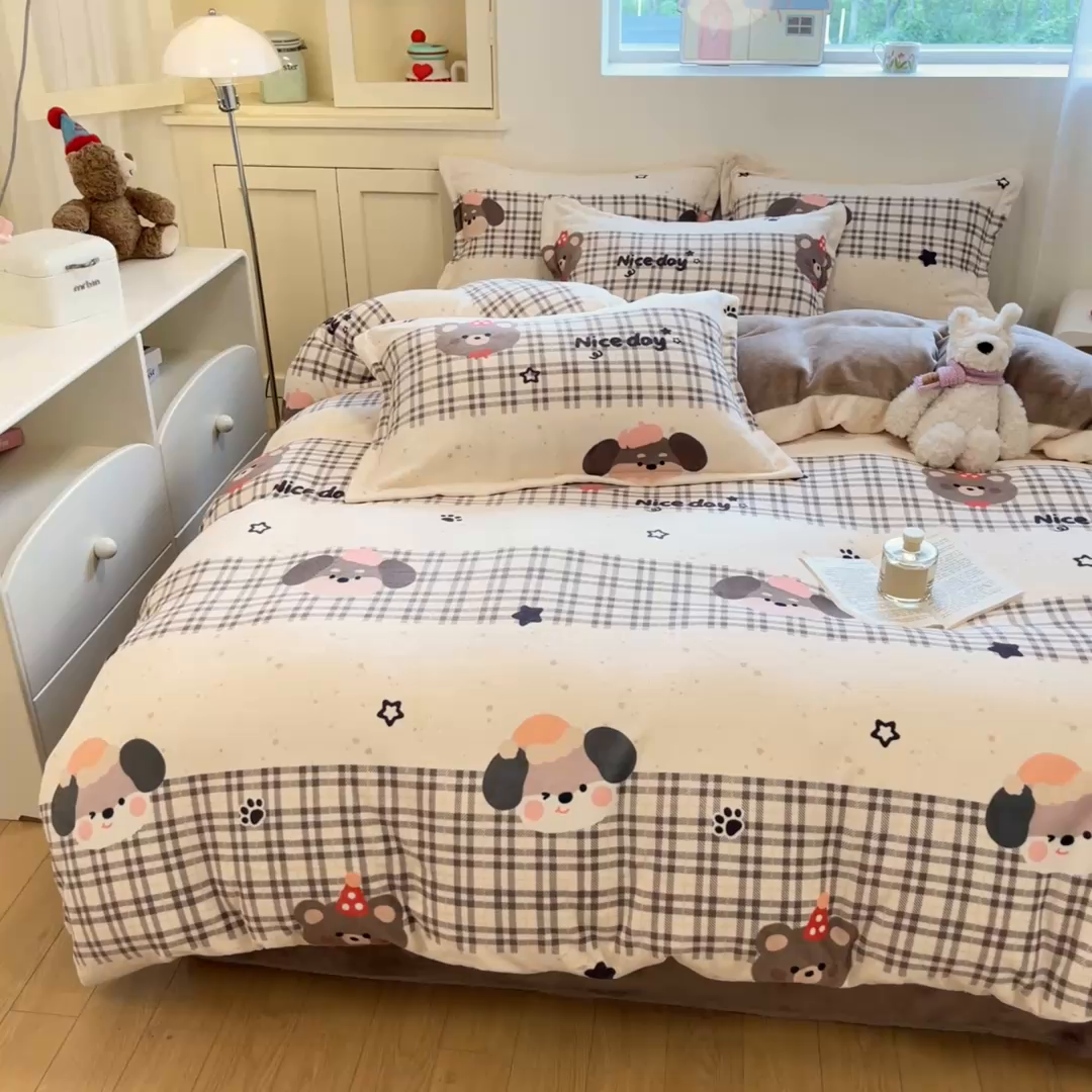 91家纺网 家纺一手货源 找家纺 柒月家居 2025新款高克重牛奶绒印花加厚保暖四件套 格格小熊