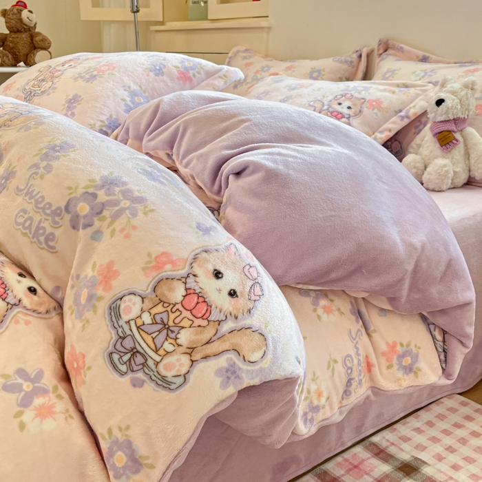 91家纺网 家纺一手货源 找家纺 柒月家居 2025新款高克重牛奶绒印花加厚保暖四件套 花花奶猫