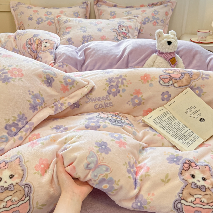 91家纺网 家纺一手货源 找家纺 柒月家居 2025新款高克重牛奶绒印花加厚保暖四件套 花花奶猫