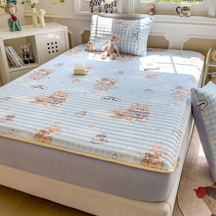 91家纺网 家纺一手货源 找家纺 摩妮卡 2025新款加厚牛奶绒泡泡绒床笠三件套 蛋糕小熊