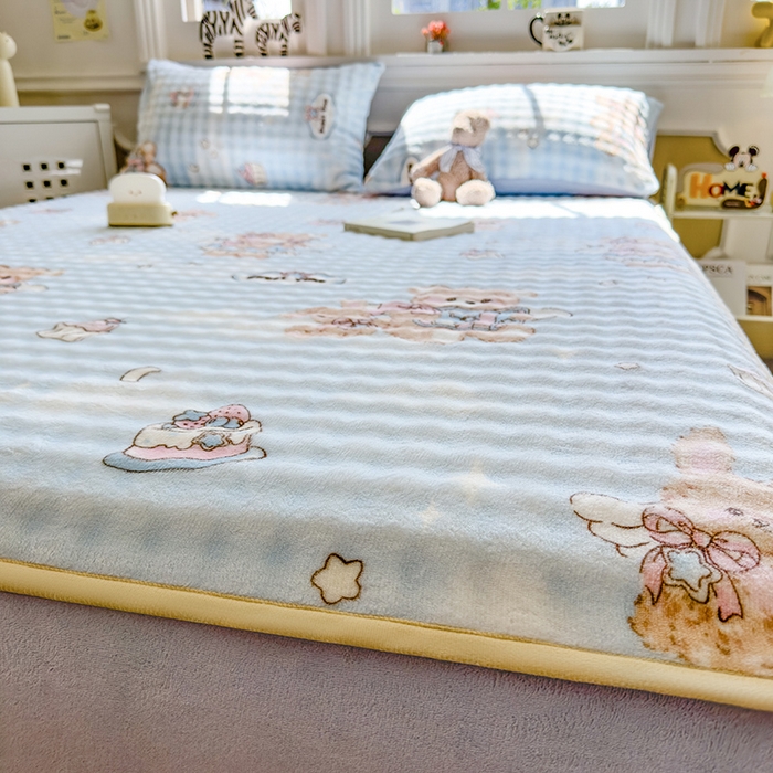 91家纺网 家纺一手货源 找家纺 摩妮卡 2025新款加厚牛奶绒泡泡绒床笠三件套 蛋糕小熊