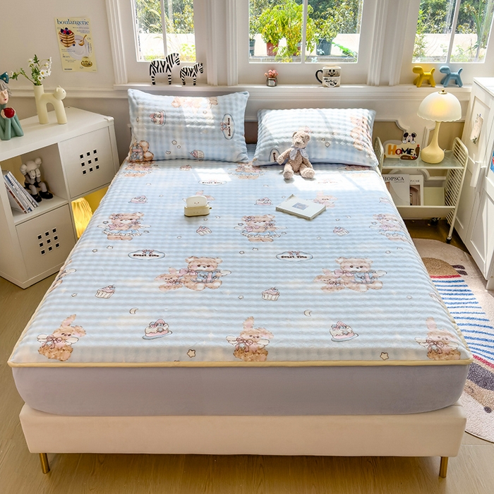 91家纺网 家纺一手货源 找家纺 摩妮卡 2025新款加厚牛奶绒泡泡绒床笠三件套 蛋糕小熊