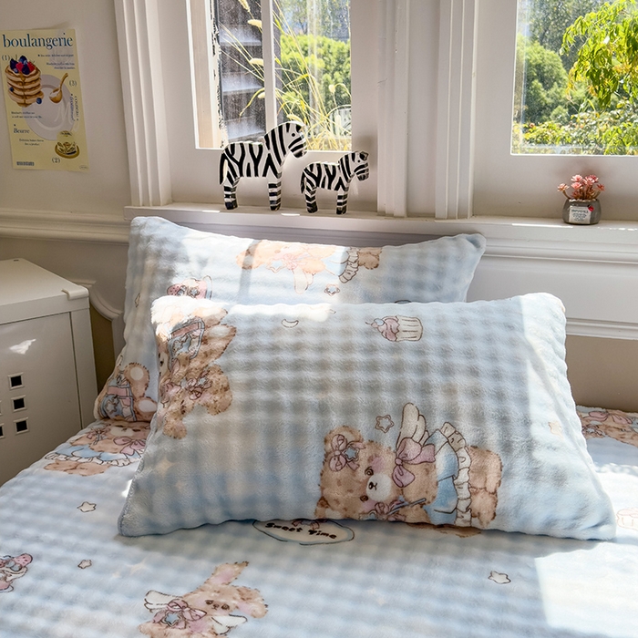 91家纺网 家纺一手货源 找家纺 摩妮卡 2025新款加厚牛奶绒泡泡绒床笠三件套 蛋糕小熊