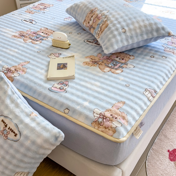 91家纺网 家纺一手货源 找家纺 摩妮卡 2025新款加厚牛奶绒泡泡绒床笠三件套 蛋糕小熊