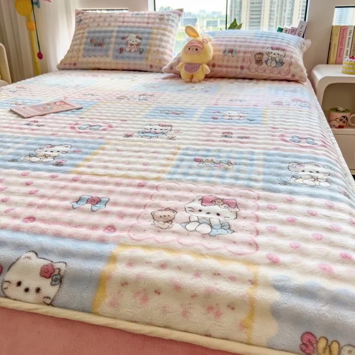 91家纺网 家纺一手货源 找家纺 摩妮卡 2025新款加厚牛奶绒泡泡绒床笠三件套 粉蓝凯蒂猫