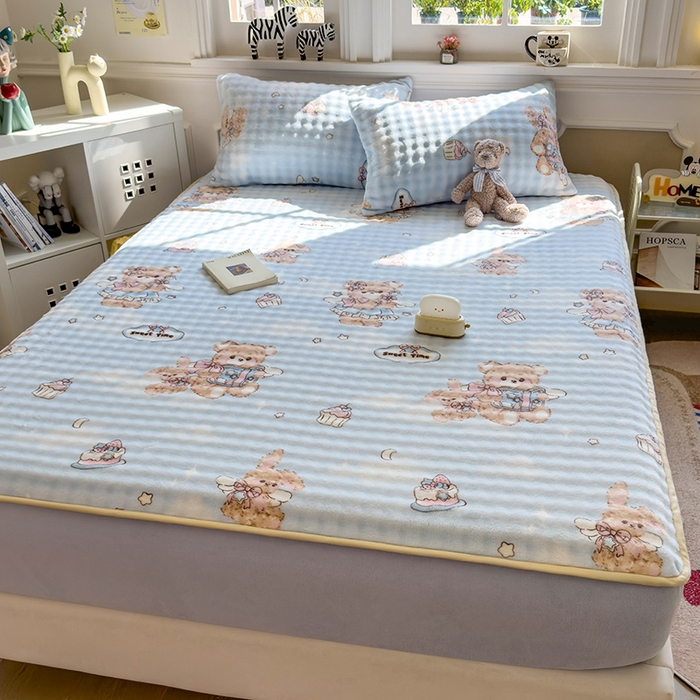 91家纺网 家纺一手货源 找家纺 摩妮卡 2025新款加厚牛奶绒泡泡绒床笠三件套 蛋糕小熊