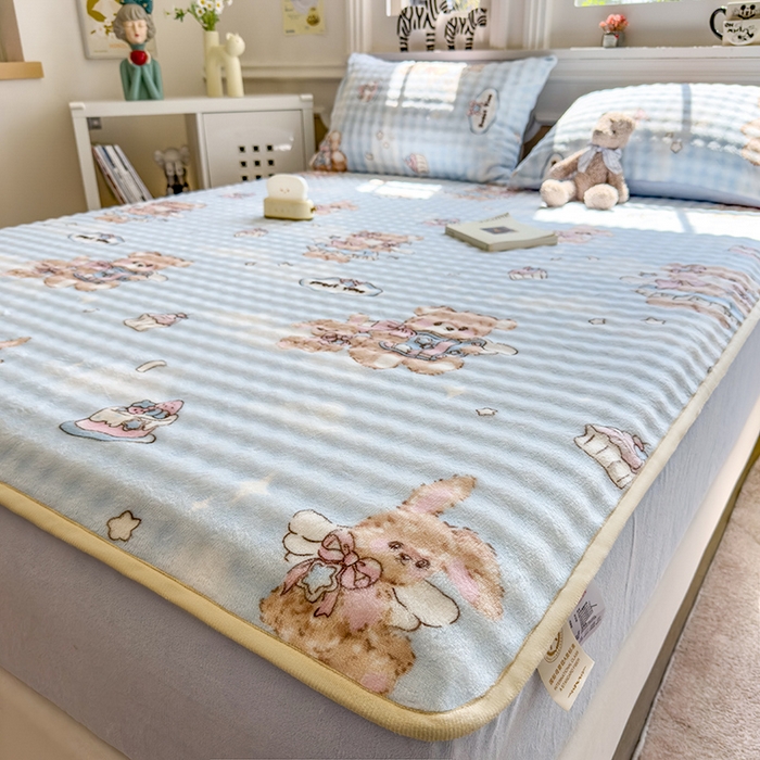 91家纺网 家纺一手货源 找家纺 摩妮卡 2025新款加厚牛奶绒泡泡绒床笠三件套 蛋糕小熊