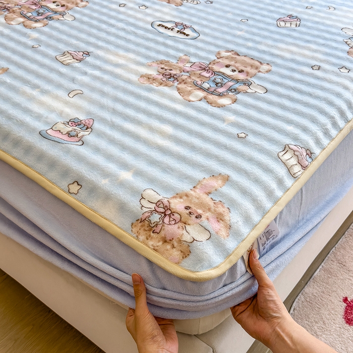 91家纺网 家纺一手货源 找家纺 摩妮卡 2025新款加厚牛奶绒泡泡绒床笠三件套 蛋糕小熊