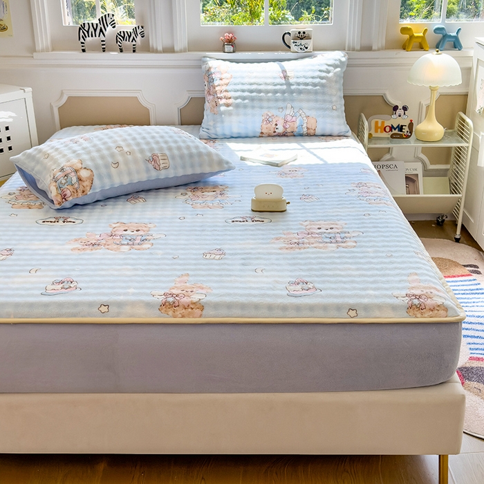 91家纺网 家纺一手货源 找家纺 摩妮卡 2025新款加厚牛奶绒泡泡绒床笠三件套 蛋糕小熊