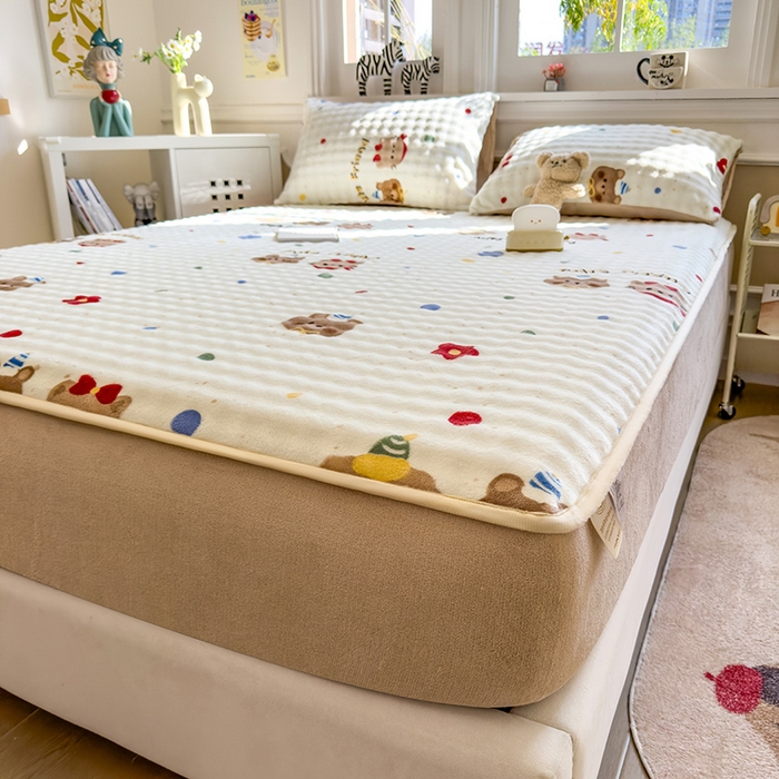 91家纺网 家纺一手货源 找家纺 摩妮卡 2025新款加厚牛奶绒泡泡绒床笠三件套 奇妙庄园