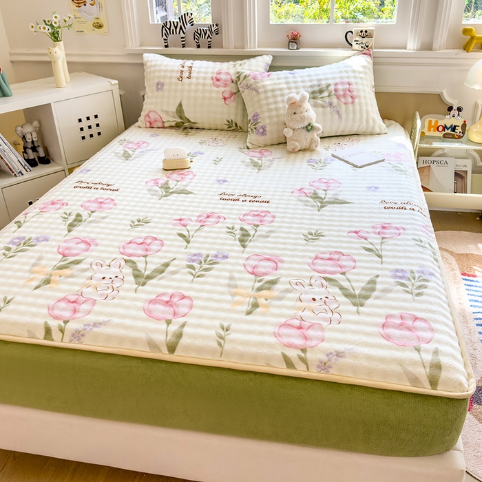 91家纺网 家纺一手货源 找家纺 摩妮卡 2025新款加厚牛奶绒泡泡绒床笠三件套 兔林梦境