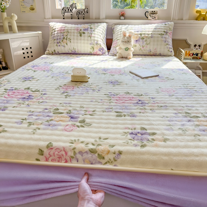 91家纺网 家纺一手货源 找家纺 摩妮卡 2025新款加厚牛奶绒泡泡绒床笠三件套 花锦